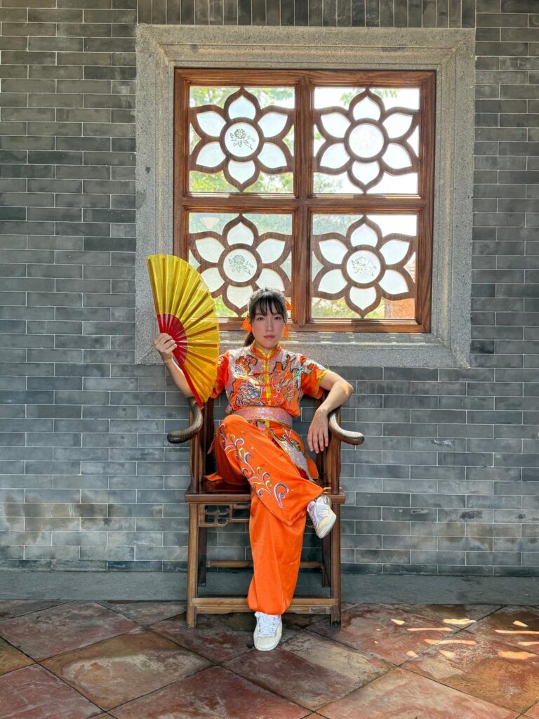 「少林女俠」何詠妍,一位走過少林寺、穿梭在中港兩地之間的年輕女生,既是習武之人,也是近年在演藝圈嶄露頭角的香港武打女星。她的路並不簡單,從武術比賽走到電視與電影的鏡頭前,每一步都來自努力和堅持。外表溫婉、內心堅毅,她以少林功夫為起點,慢慢走出屬於自己的舞台。無論是在武術場上比拼,還是在片場中演出,她都用實力與真誠,一步步累積自己的作品與經驗。