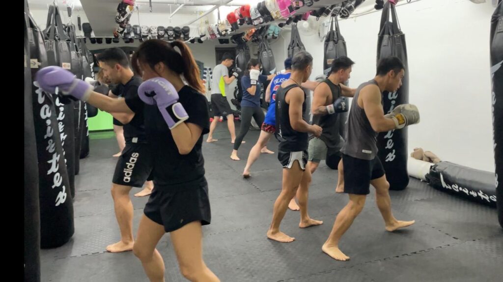 在香港這個節奏急促、壓力沉重的城市裡,每個人都在尋找屬於自己的出口。對於Gymer Factory楊志賢教練(賢教練)來說,他的出口是泰拳,一條意想不到卻改變了人生的路。
