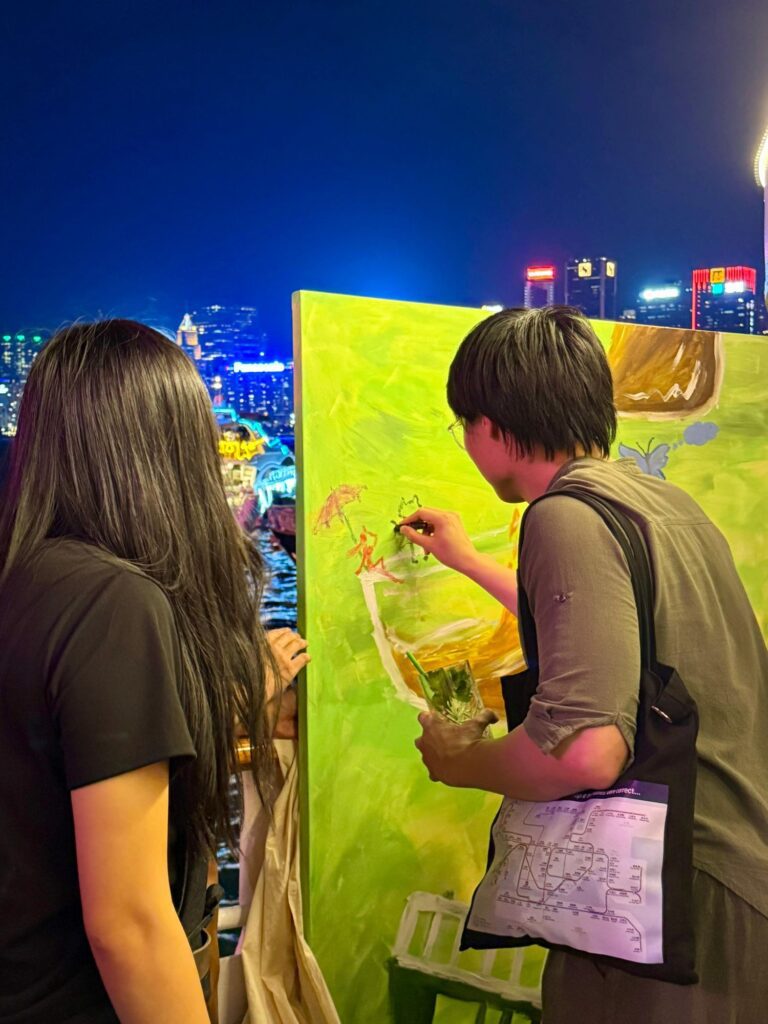 在這個節奏越來越快的城市中,創作不只是自我表達,更是一種療癒人心的力量。藝術創作者賴積加 Jessica,近期與全港首個設於天星小輪上的酒吧 Stay Bar 合作,舉辦了一場別開生面的創作派對。她希望透過創作,邀請每一位參與者共享當下的感受與故事,讓每一幅畫都成為一場集體記憶的見證。