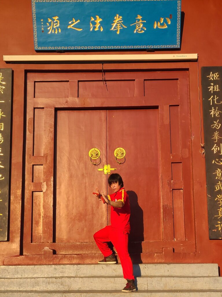 在香港,有一位默默耕耘了十六年的武術推廣者,將一對看似簡單的雙節棍,打造成一項承載中華文化精神的運動。他是香港雙節棍總會的創辦人——劉萬梁師傅。在一次深入訪談中,劉師傅分享了他這些年的努力、堅持與無奈。他的故事,不只是關於武術,更關乎文化的延續與身份的認同。