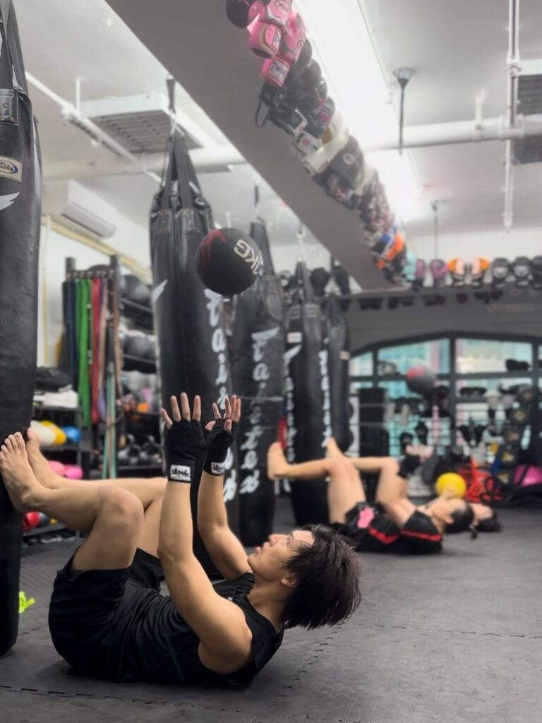 走進 Gymer Factory，你或許會被激烈的拳擊聲吸引，但真正讓人留下印象的，是楊志賢教練（賢教練）對「體能」與「健康」的深刻理解。他不僅是一名泰拳教練，更是一位堅信全面訓練才能改變人生的實踐者。