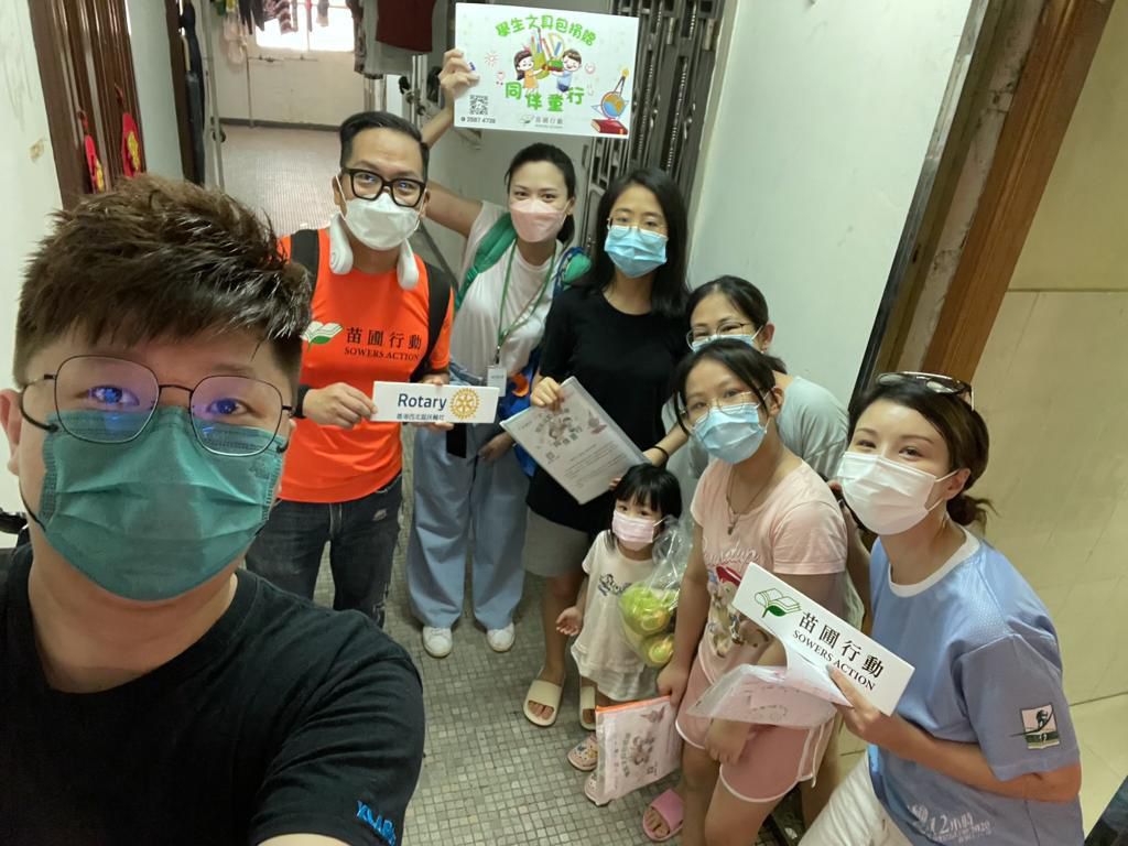 李立娟(Vivian)多年來積極參與公益服務,現為苗圃行動董事。她長期關注社會上不同群體的需要,無論是長者、基層學童,還是露宿者,她都願意投入時間與心力,與有需要的人同行。對她而言,公益不是一時的熱心,而是一份長期的承諾,也是一種生活方式。