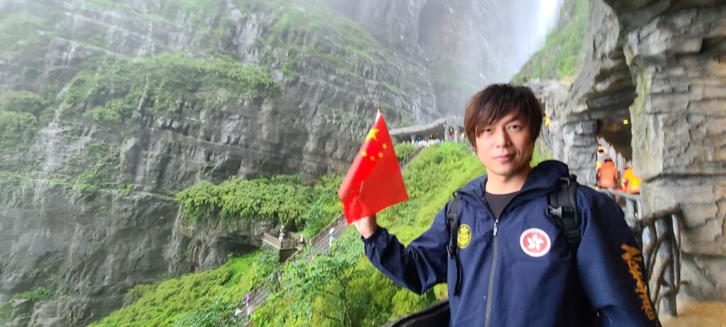 在香港,有一位默默耕耘了十六年的武術推廣者,將一對看似簡單的雙節棍,打造成一項承載中華文化精神的運動。他是香港雙節棍總會的創辦人——劉萬梁師傅。在一次深入訪談中,劉師傅分享了他這些年的努力、堅持與無奈。他的故事,不只是關於武術,更關乎文化的延續與身份的認同。