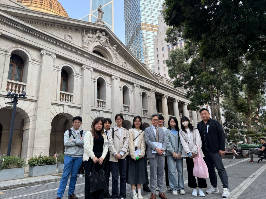 談起律師,很多人會想起法庭、合約、訴訟。但對馮健華律師(Franky)來說,法律不只是職業,更是一種可以幫助他人的工具。他沒有走什麼不一樣的路,只是在同樣的律師崗位上,用心多做了一點,讓更多人能夠接觸到本來遙不可及的法律支援。