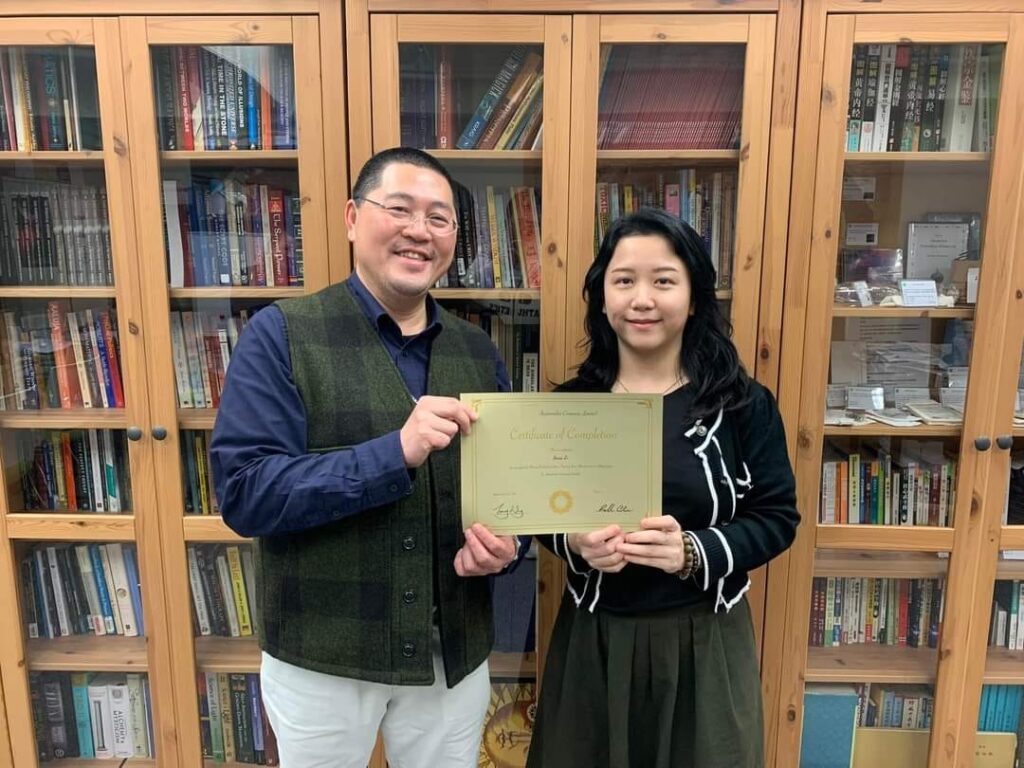 在這個資訊爆炸、情緒易動的時代,我們都在尋找一種平靜,一種能讓內心安穩下來的力量。李嘉勳小姐,一位能量產品設計師,憑著對生命的敏銳觀察與深切關懷,走進了這條看似抽象卻極具實證意義的路——能量產品的創作與推廣。