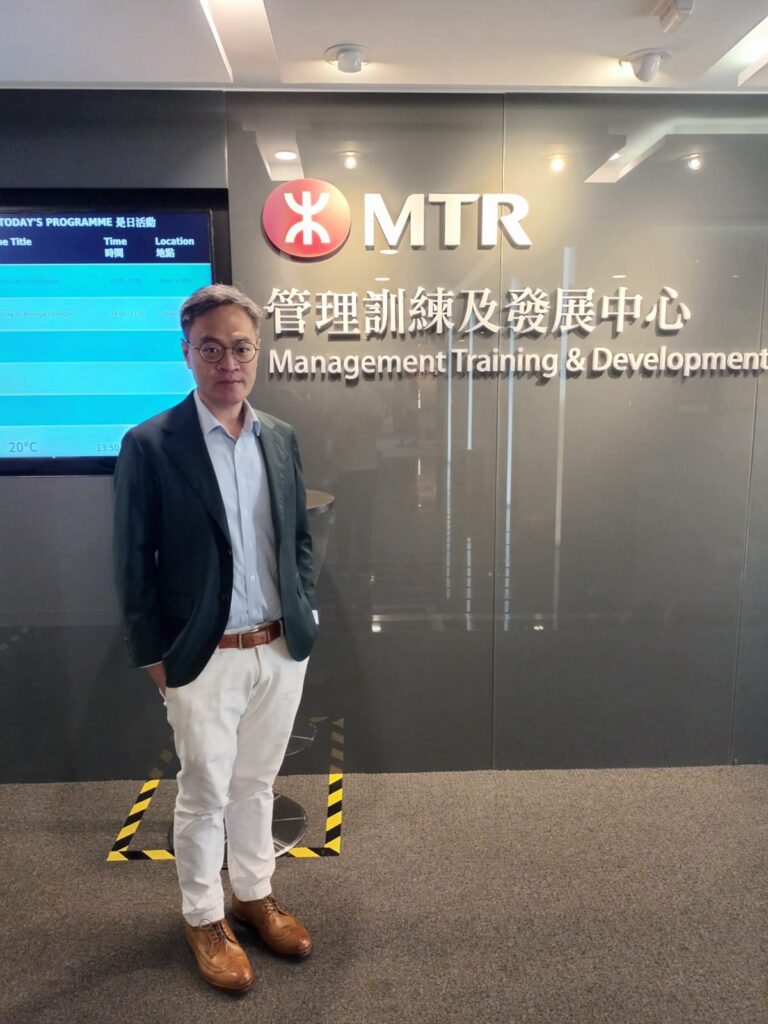 在這個講求效率與成果的社會,我們往往忽略了堅持初心、默默耕耘的人。馮健華律師(Franky)就是這樣一位低調的實踐者。他的故事告訴我們,一個人不一定要一開始就找到理想,但只要心中有夢、有愛,最終都可以走到對的地方。