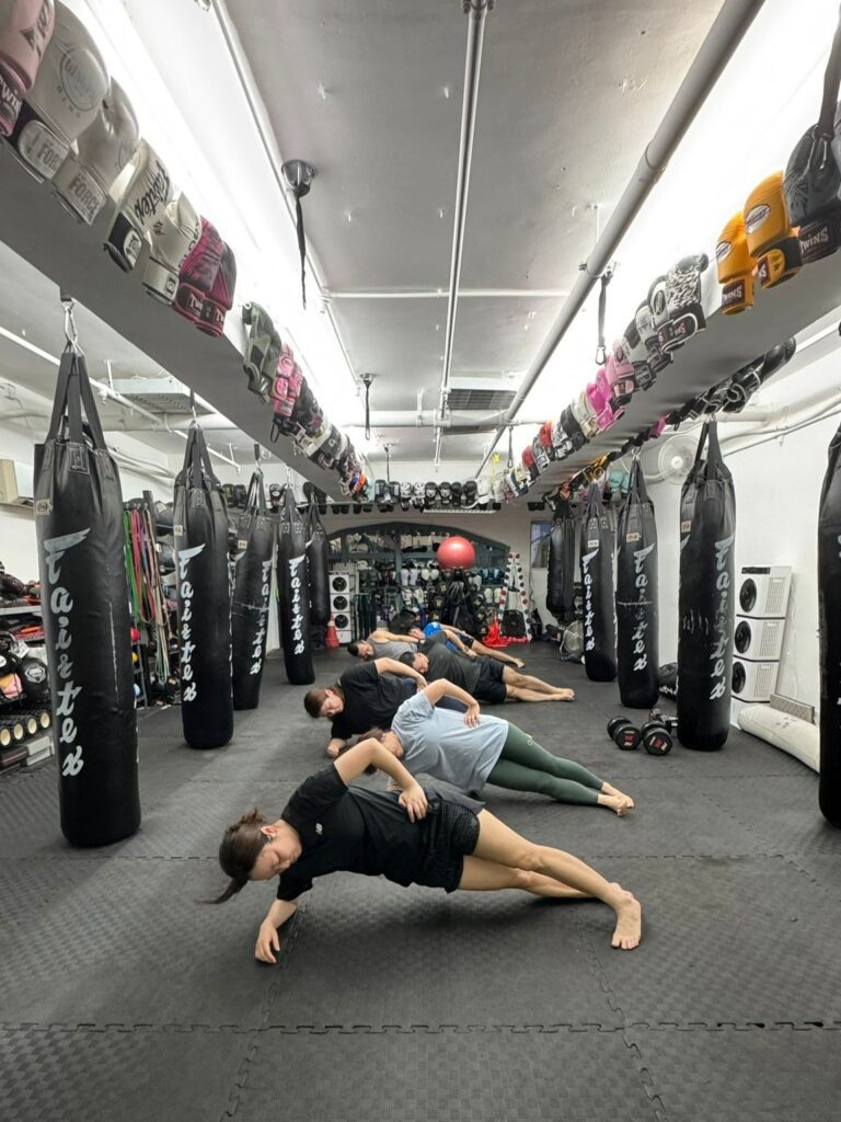 走進 Gymer Factory，你或許會被激烈的拳擊聲吸引，但真正讓人留下印象的，是楊志賢教練（賢教練）對「體能」與「健康」的深刻理解。他不僅是一名泰拳教練，更是一位堅信全面訓練才能改變人生的實踐者。