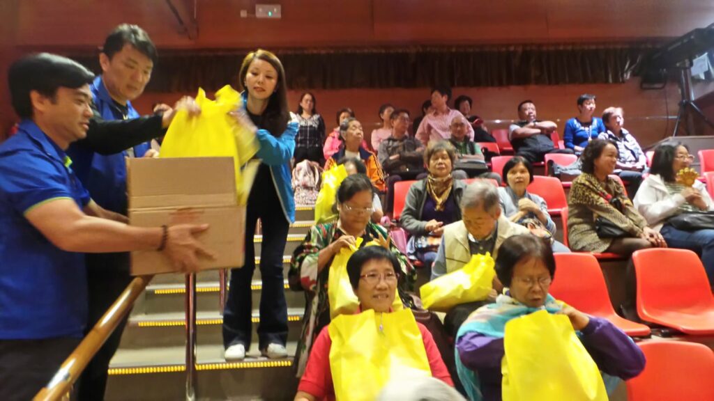 李立娟(Vivian)多年來積極參與公益服務,現為苗圃行動董事。她長期關注社會上不同群體的需要,無論是長者、基層學童,還是露宿者,她都願意投入時間與心力,與有需要的人同行。對她而言,公益不是一時的熱心,而是一份長期的承諾,也是一種生活方式。