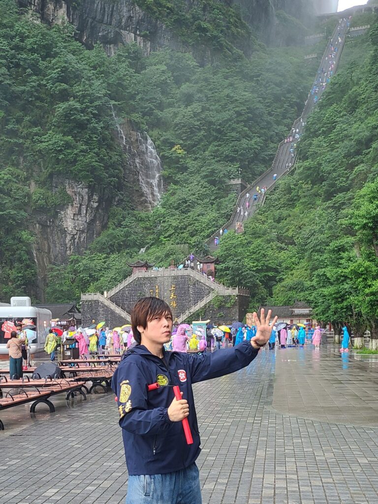 在香港,有一位默默耕耘了十六年的武術推廣者,將一對看似簡單的雙節棍,打造成一項承載中華文化精神的運動。他是香港雙節棍總會的創辦人——劉萬梁師傅。在一次深入訪談中,劉師傅分享了他這些年的努力、堅持與無奈。他的故事,不只是關於武術,更關乎文化的延續與身份的認同。