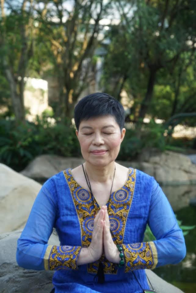 如果你有幸遇見梁潔明,你很難相信她曾經歷過如此沉重與痛楚。她笑起來時,像個孩子般天真;她說話時,像一位導師般智慧。從「Kitty」到「Happy 媽」,這個名字的轉變,不只是對過去的告別,更是一種對未來的承諾。「我不是因為人生順利才叫 Happy,而是我決定要快樂地活下去。」她說。