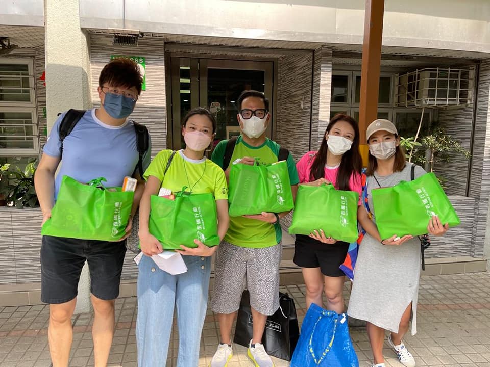香港這座城市總是快得讓人來不及回神,而在這樣的節奏裡,有些人選擇停下來,伸出雙手去接住那些被忽略的角落。沈詠詩(Quiny),正是一位這樣的人。現任苗圃行動副主席的她,不但身體力行參與義工活動,還將公益的價值深植於家庭中,影響著她的孩子、身邊的朋友,甚至整個社群。她不談高尚理想,只說實際行動,卻讓人聽了心頭一暖。