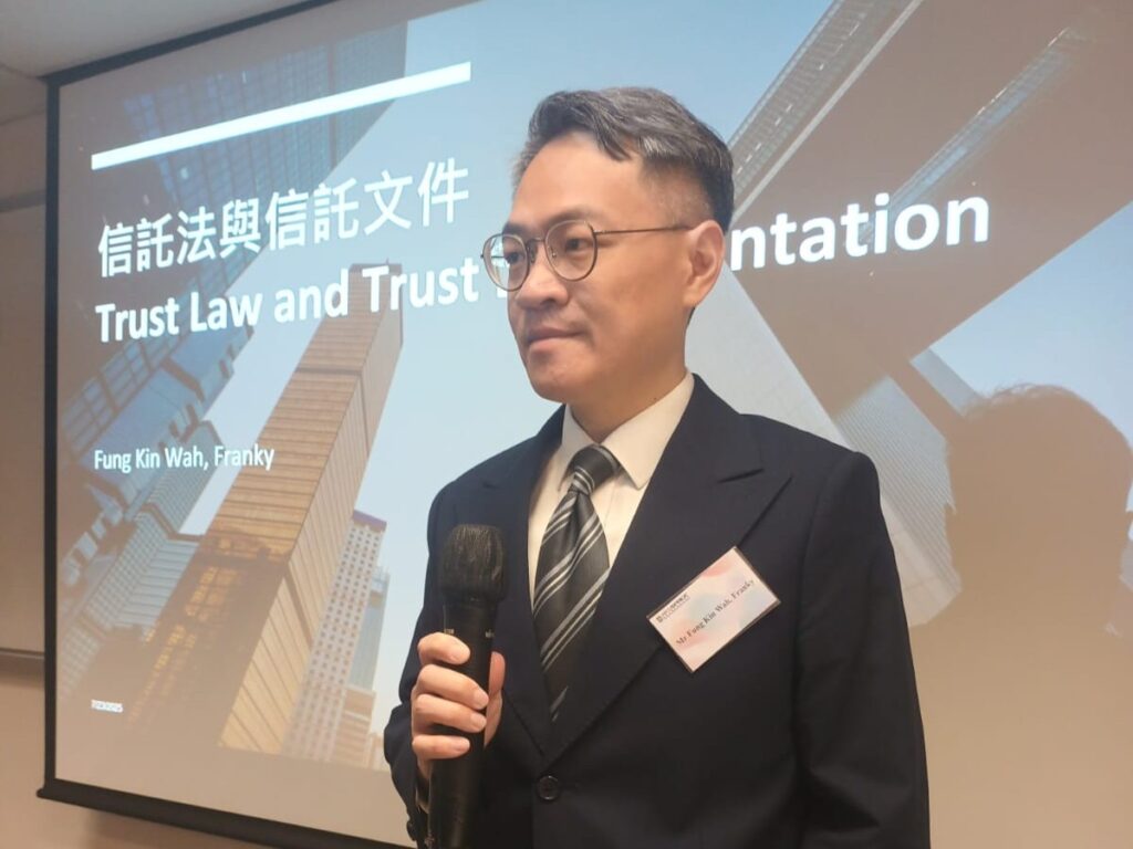 談起律師,很多人會想起法庭、合約、訴訟。但對馮健華律師(Franky)來說,法律不只是職業,更是一種可以幫助他人的工具。他沒有走什麼不一樣的路,只是在同樣的律師崗位上,用心多做了一點,讓更多人能夠接觸到本來遙不可及的法律支援。