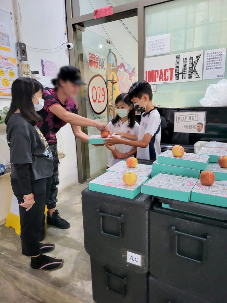 香港這座城市總是快得讓人來不及回神,而在這樣的節奏裡,有些人選擇停下來,伸出雙手去接住那些被忽略的角落。沈詠詩(Quiny),正是一位這樣的人。現任苗圃行動副主席的她,不但身體力行參與義工活動,還將公益的價值深植於家庭中,影響著她的孩子、身邊的朋友,甚至整個社群。她不談高尚理想,只說實際行動,卻讓人聽了心頭一暖。
