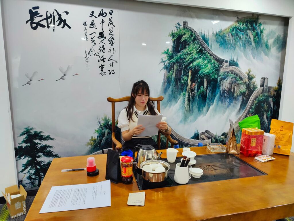 在光與影交錯的娛樂圈裡,有些人靠運氣,有些人靠實力,而有些人,靠的是不屈不撓的毅力。何詠妍,這位被譽為「少林女俠」的武術演員,正是後者的代表。她曾是專業武術運動員,後轉戰影視圈,憑着一身真功夫和英氣十足的形象,成為香港武打女星備受矚目的新星。按理說,這條星途應該光芒萬丈、前景無限,但現實卻給了她一記當頭棒喝。