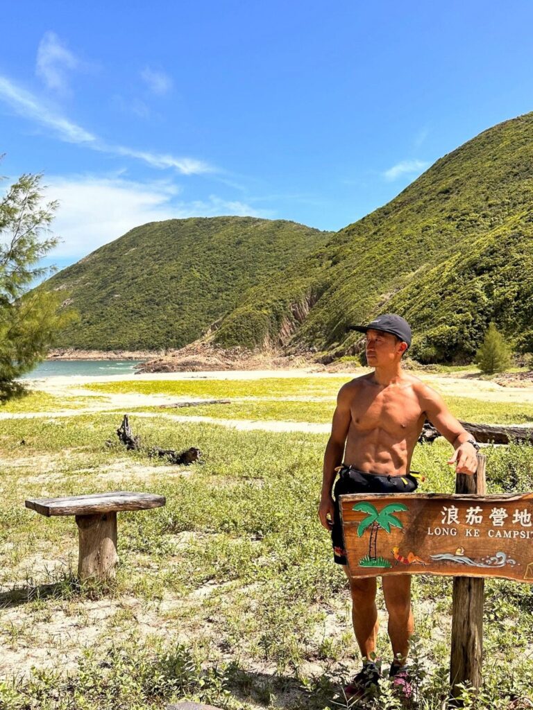 有些人運動,是為了比賽;有些人,是為了健康;而對Gymer Factory楊志賢教練(賢教練)來說,運動是一種和自己相處的方式。從泰拳走到越野跑,從一個不敢脫衣服的中年人,到帶領無數人踏上運動之路的教練,他的歷程沒有華麗的開場,卻踏實地走出了堅持與希望。