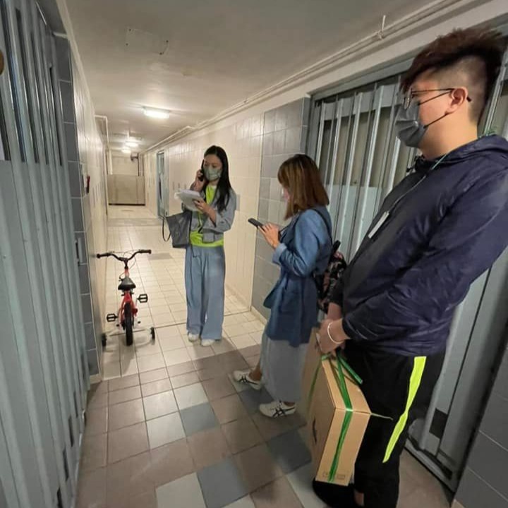 香港這座城市總是快得讓人來不及回神,而在這樣的節奏裡,有些人選擇停下來,伸出雙手去接住那些被忽略的角落。沈詠詩(Quiny),正是一位這樣的人。現任苗圃行動副主席的她,不但身體力行參與義工活動,還將公益的價值深植於家庭中,影響著她的孩子、身邊的朋友,甚至整個社群。她不談高尚理想,只說實際行動,卻讓人聽了心頭一暖。