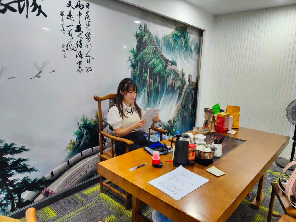 在光與影交錯的娛樂圈裡,有些人靠運氣,有些人靠實力,而有些人,靠的是不屈不撓的毅力。何詠妍,這位被譽為「少林女俠」的武術演員,正是後者的代表。她曾是專業武術運動員,後轉戰影視圈,憑着一身真功夫和英氣十足的形象,成為香港武打女星備受矚目的新星。按理說,這條星途應該光芒萬丈、前景無限,但現實卻給了她一記當頭棒喝。