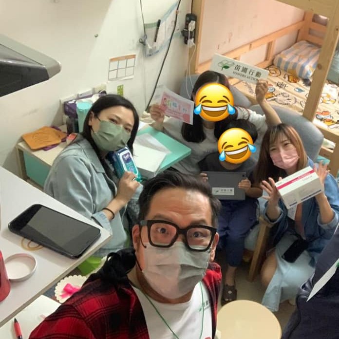 香港這座城市總是快得讓人來不及回神,而在這樣的節奏裡,有些人選擇停下來,伸出雙手去接住那些被忽略的角落。沈詠詩(Quiny),正是一位這樣的人。現任苗圃行動副主席的她,不但身體力行參與義工活動,還將公益的價值深植於家庭中,影響著她的孩子、身邊的朋友,甚至整個社群。她不談高尚理想,只說實際行動,卻讓人聽了心頭一暖。