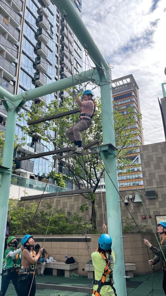 在這個節奏飛快、壓力爆棚的城市,很多人都在尋找一種可以「呼吸」的方式。馮思馻(Siyana)就是其中一位,過去她像許多香港職場女性一樣,日以繼夜地拼搏,白天工作,晚上讀書,連續四、五年的生活幾乎沒有停下來的空隙。她曾經期望自己成為一個「高材生」,不斷追求更高的學歷、更完美的表現,彷彿只有把自己扯緊,才能證明自己的價值。