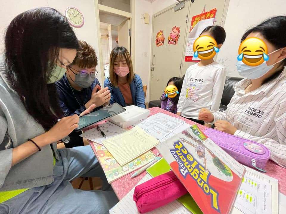 香港這座城市總是快得讓人來不及回神,而在這樣的節奏裡,有些人選擇停下來,伸出雙手去接住那些被忽略的角落。沈詠詩(Quiny),正是一位這樣的人。現任苗圃行動副主席的她,不但身體力行參與義工活動,還將公益的價值深植於家庭中,影響著她的孩子、身邊的朋友,甚至整個社群。她不談高尚理想,只說實際行動,卻讓人聽了心頭一暖。