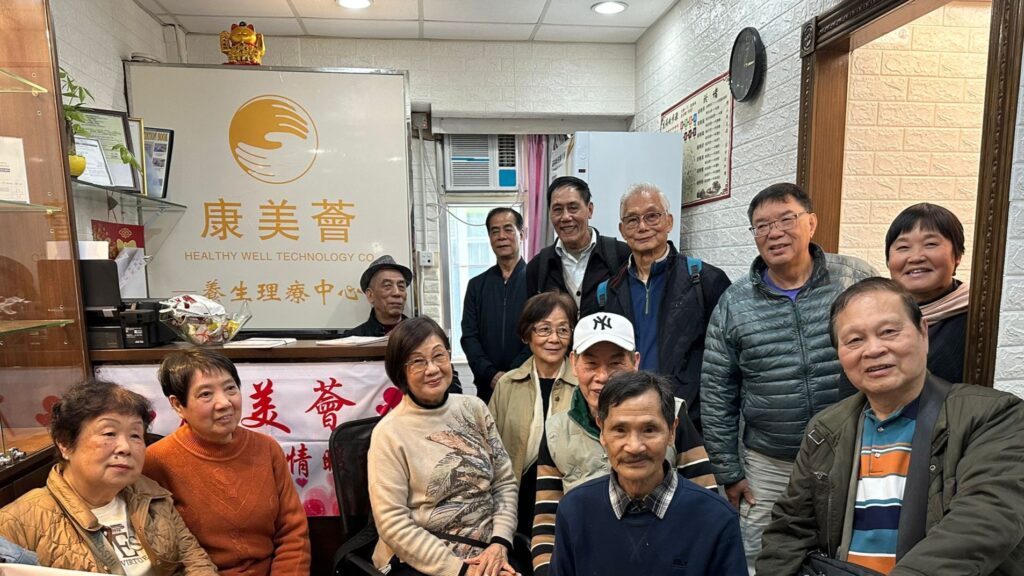 在這個節奏急促的城市裡,總有一些人選擇走一條不一樣的路。他們不為名、不為利,只為心中那一點微光,照亮別人,也溫暖自己。Joyce——一位曾經在投資界打拼的專業女性,今天卻選擇投入中醫、義診與臨終關懷的工作,只因她心中有一個簡單卻深刻的信念:每個人都值得被好好對待,從出生到離世。開心的到來,有尊嚴的活著,安心的離去!
