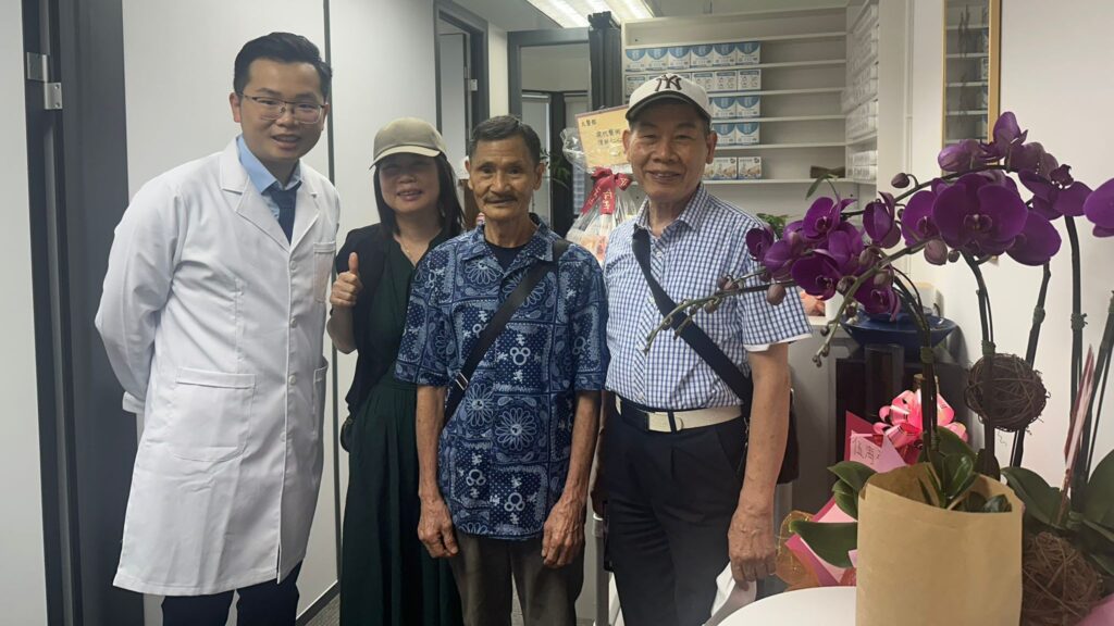 在這個節奏急促的城市裡,總有一些人選擇走一條不一樣的路。他們不為名、不為利,只為心中那一點微光,照亮別人,也溫暖自己。Joyce——一位曾經在投資界打拼的專業女性,今天卻選擇投入中醫、義診與臨終關懷的工作,只因她心中有一個簡單卻深刻的信念:每個人都值得被好好對待,從出生到離世。開心的到來,有尊嚴的活著,安心的離去!