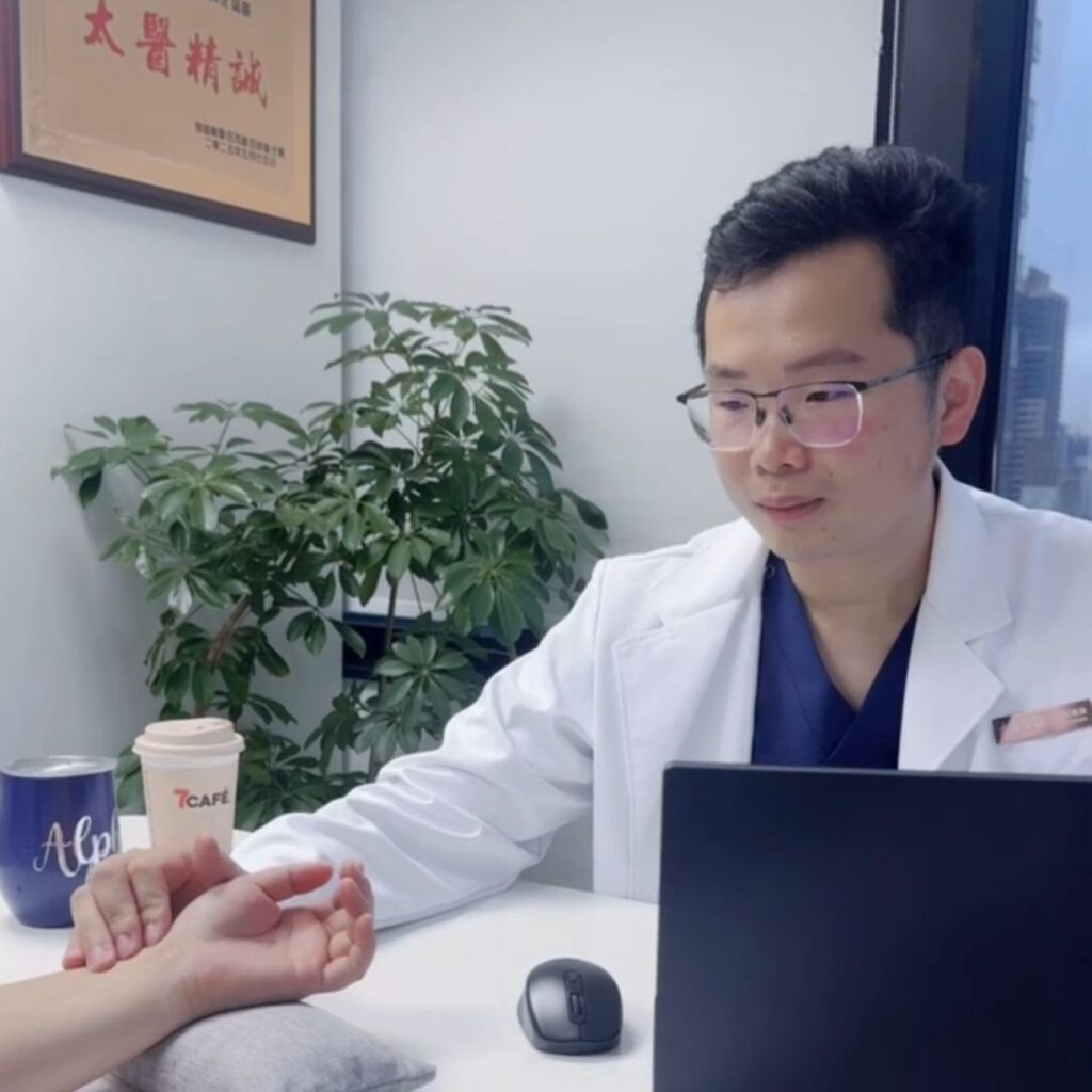 在醫療的世界裡,有人選擇日以繼夜守在急症室,也有人選擇走進診療室,靜靜為人把脈。伍海強醫師,正是後者,但他不止於此。他不僅是中醫師,還擁有兩間診所,更不時參與教學與研究,致力於推動中醫現代化,讓這門源遠流長的智慧療法,在當代社會中發揮更大的力量。