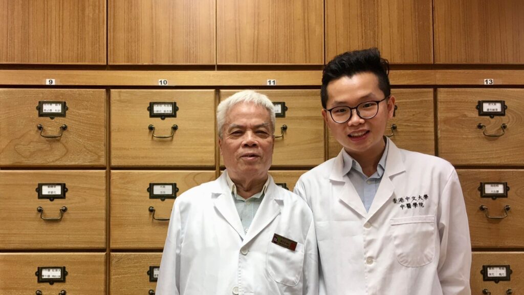 在醫療的世界裡，有人選擇日以繼夜守在急症室，也有人選擇走進診療室，靜靜為人把脈。伍海強醫師，正是後者，但他不止於此。他不僅是中醫師，還擁有兩間診所，更不時參與教學與研究，致力於推動中醫現代化，讓這門源遠流長的智慧療法，在當代社會中發揮更大的力量。