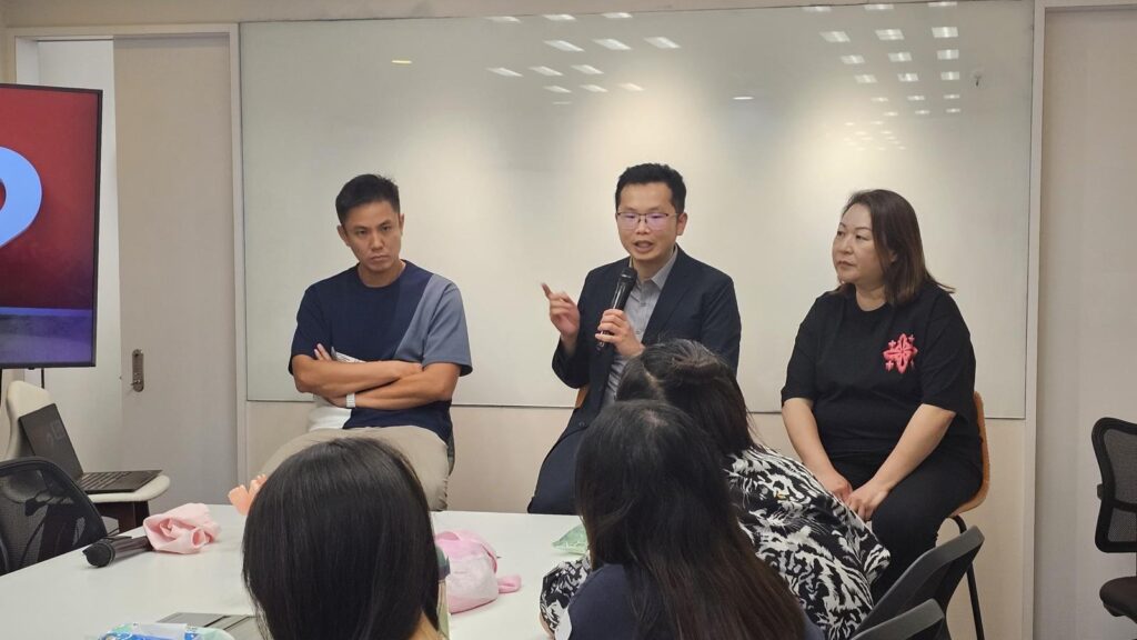 在醫療的世界裡,有人選擇日以繼夜守在急症室,也有人選擇走進診療室,靜靜為人把脈。伍海強醫師,正是後者,但他不止於此。他不僅是中醫師,還擁有兩間診所,更不時參與教學與研究,致力於推動中醫現代化,讓這門源遠流長的智慧療法,在當代社會中發揮更大的力量。