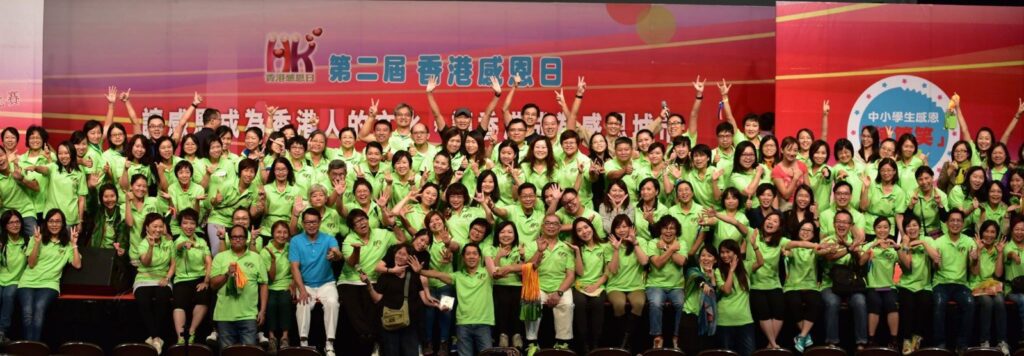「苦難,從沒離開過人類。」華山老師堅定地說著,沒有苦情和煽情,只有一份承擔社會責任的勇氣。多年來,他陪伴無數經歷煎熬的人:癌症病人、自殺未遂、更新人士、性侵犯、家暴……這些傷痛,不斷呈現,塑造出華山老師對「苦難」的深層感悟。