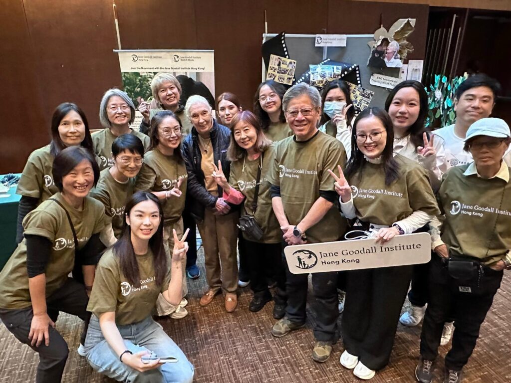 在很多人心目中,環保要不是遙遠得像一張北極冰川的新聞照,要不就是一堆難以消化的數字與口號;聽完點頭,轉身又回到忙碌日常。但在珍古德協會(香港)CEO 謝子峯(Tony)眼中,真正能改變世界的,往往不是多宏大的宣言,而是讓人願意走近、看見自己其實「做得到」的那一步。這次專訪,他從珍古德博士如何以不被看好的身分改寫人類對動物的理解談起,再一路說到香港推動環境教育的現實限制、協會如何把焦點放回「人」身上,以及他自己如何在職涯的兜轉與疫情的考驗裏,找到一條既踏實又不失熱度的路——把環保變成一種可以被參與、被傳承的生活行動。