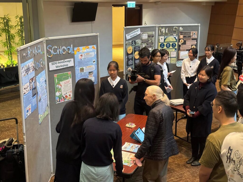 在很多人心目中,環保要不是遙遠得像一張北極冰川的新聞照,要不就是一堆難以消化的數字與口號;聽完點頭,轉身又回到忙碌日常。但在珍古德協會(香港)CEO 謝子峯(Tony)眼中,真正能改變世界的,往往不是多宏大的宣言,而是讓人願意走近、看見自己其實「做得到」的那一步。這次專訪,他從珍古德博士如何以不被看好的身分改寫人類對動物的理解談起,再一路說到香港推動環境教育的現實限制、協會如何把焦點放回「人」身上,以及他自己如何在職涯的兜轉與疫情的考驗裏,找到一條既踏實又不失熱度的路——把環保變成一種可以被參與、被傳承的生活行動。