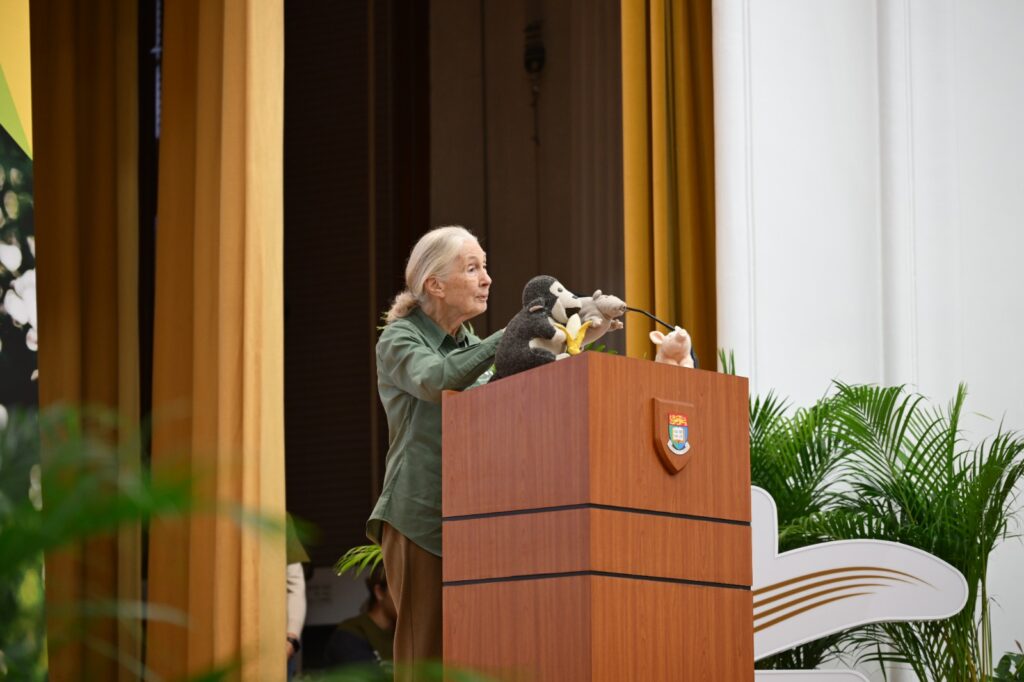 在很多人心目中,環保要不是遙遠得像一張北極冰川的新聞照,要不就是一堆難以消化的數字與口號;聽完點頭,轉身又回到忙碌日常。但在珍古德協會(香港)CEO 謝子峯(Tony)眼中,真正能改變世界的,往往不是多宏大的宣言,而是讓人願意走近、看見自己其實「做得到」的那一步。這次專訪,他從珍古德博士如何以不被看好的身分改寫人類對動物的理解談起,再一路說到香港推動環境教育的現實限制、協會如何把焦點放回「人」身上,以及他自己如何在職涯的兜轉與疫情的考驗裏,找到一條既踏實又不失熱度的路——把環保變成一種可以被參與、被傳承的生活行動。