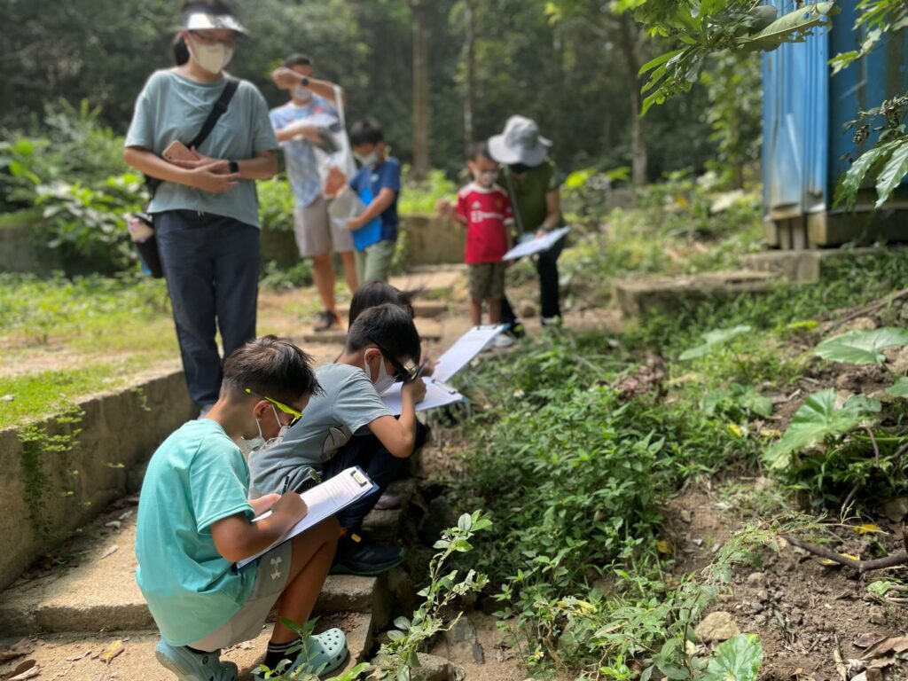 在很多人心目中,環保要不是遙遠得像一張北極冰川的新聞照,要不就是一堆難以消化的數字與口號;聽完點頭,轉身又回到忙碌日常。但在珍古德協會(香港)CEO 謝子峯(Tony)眼中,真正能改變世界的,往往不是多宏大的宣言,而是讓人願意走近、看見自己其實「做得到」的那一步。這次專訪,他從珍古德博士如何以不被看好的身分改寫人類對動物的理解談起,再一路說到香港推動環境教育的現實限制、協會如何把焦點放回「人」身上,以及他自己如何在職涯的兜轉與疫情的考驗裏,找到一條既踏實又不失熱度的路——把環保變成一種可以被參與、被傳承的生活行動。