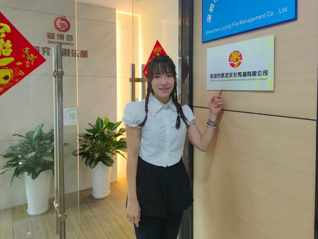 「少林女俠」何詠妍,一位走過少林寺、穿梭在中港兩地之間的年輕女生,既是習武之人,也是近年在演藝圈嶄露頭角的香港武打女星。她的路並不簡單,從武術比賽走到電視與電影的鏡頭前,每一步都來自努力和堅持。外表溫婉、內心堅毅,她以少林功夫為起點,慢慢走出屬於自己的舞台。無論是在武術場上比拼,還是在片場中演出,她都用實力與真誠,一步步累積自己的作品與經驗。
