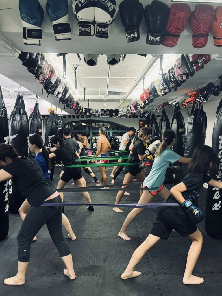 有些人運動,是為了比賽;有些人,是為了健康;而對Gymer Factory楊志賢教練(賢教練)來說,運動是一種和自己相處的方式。從泰拳走到越野跑,從一個不敢脫衣服的中年人,到帶領無數人踏上運動之路的教練,他的歷程沒有華麗的開場,卻踏實地走出了堅持與希望。