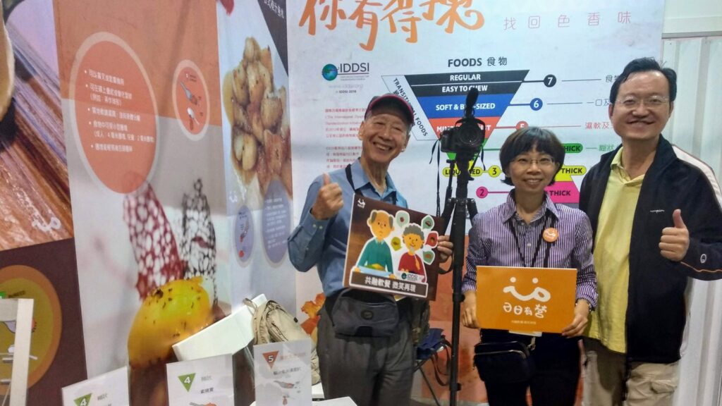 在許多人眼中,「審核員」這個職業總是與條文、制度、標準作業程序劃上等號,是一份理性與紀律並存的工作。但你可能想不到,楊志輝(Berry),就是一位在國際標準(ISO)認證公司工作的專業審核員,同時也是一位在社區劇團中舞台上發光發熱的演員與推動者。他用行動證明:人生不必只活一種角色。