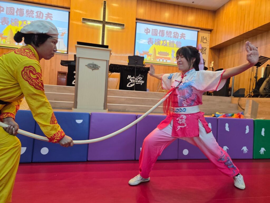 「少林女俠」何詠妍，一位走過少林寺、穿梭在中港兩地之間的年輕女生，既是習武之人，也是近年在演藝圈嶄露頭角的香港武打女星。她的路並不簡單，從武術比賽走到電視與電影的鏡頭前，每一步都來自努力和堅持。外表溫婉、內心堅毅，她以少林功夫為起點，慢慢走出屬於自己的舞台。無論是在武術場上比拼，還是在片場中演出，她都用實力與真誠，一步步累積自己的作品與經驗。