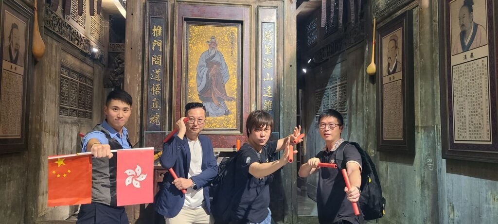 在香港,有一位默默耕耘了十六年的武術推廣者,將一對看似簡單的雙節棍,打造成一項承載中華文化精神的運動。他是香港雙節棍總會的創辦人——劉萬梁師傅。在一次深入訪談中,劉師傅分享了他這些年的努力、堅持與無奈。他的故事,不只是關於武術,更關乎文化的延續與身份的認同。