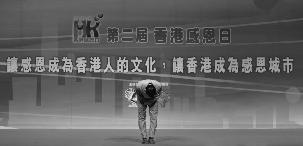 「我不是輔導員,而是善用社群,同頻共振,去陪伴傷痛的心。」他說,自在社畢業學員,有共同理念和工具,經歷考驗,許多成為好友,持續真摯互撐,細水長流。華山老師欣賞傳統單對單深度輔導模式,同時,人數有限,難以持續支援大量水深火熱的市民:「集體共修,比較溫馨和生活化,容易接受,不會將案主標籤和病理化。」