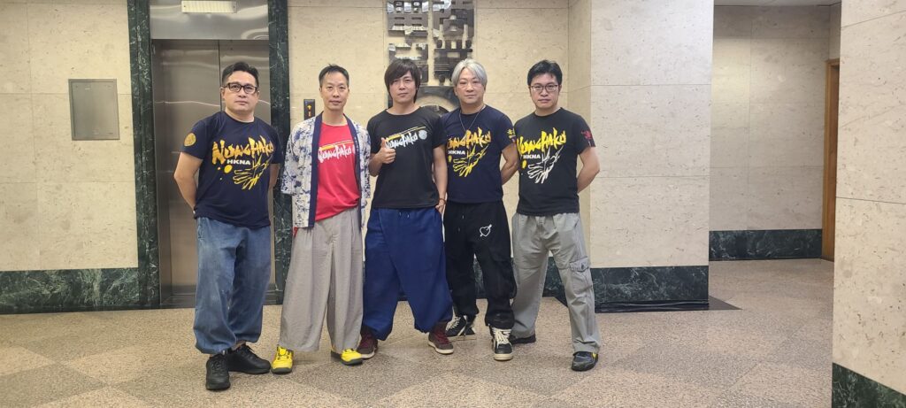 除了教學和推廣，劉師傅也用另一種方式記錄雙節棍。他與著名肖像畫大師和插畫師崔成安先生，出版了一本《雙節棍連環圖譜》，將動作、歷史、精神都畫成漫畫，像一本現代版的武功秘笈。