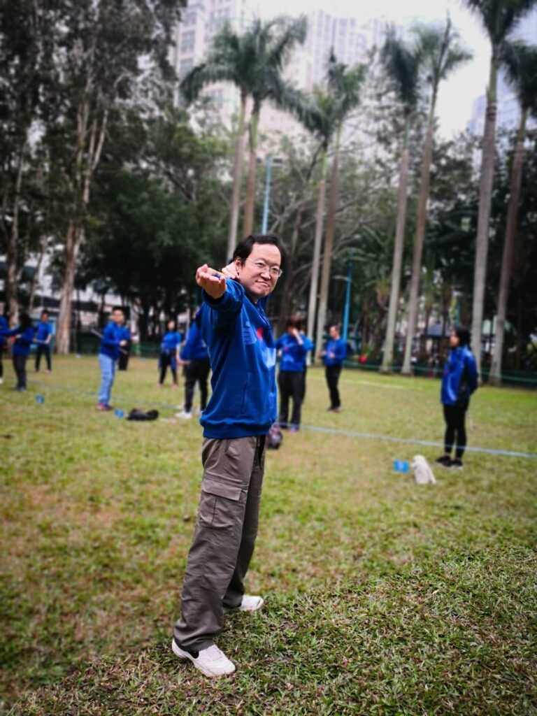 「很多人問我為什麼這麼喜歡戲劇,其實我不是為了表演,而是因為我在戲劇裡,找到了一種團隊的力量,那種一班人為了一個共同目標而努力的精神,讓我感受到生命的溫度。」所以我喜歡話劇,不單是因為有一群志同道合的朋友共同瘋追的感覺,更重要的是,能夠與整個團隊一起展現作品魅力的那一刻,讓我真正體會到戲劇的魔力。楊志輝(Berry)總帶著一種誠懇與熱情,與他聊戲劇,總會被他的故事吸引。他不只是演員,還是一位熱心的社區文化推動者。從青年中心的一場戲劇班開始,他走上了一條不一樣的人生舞台。