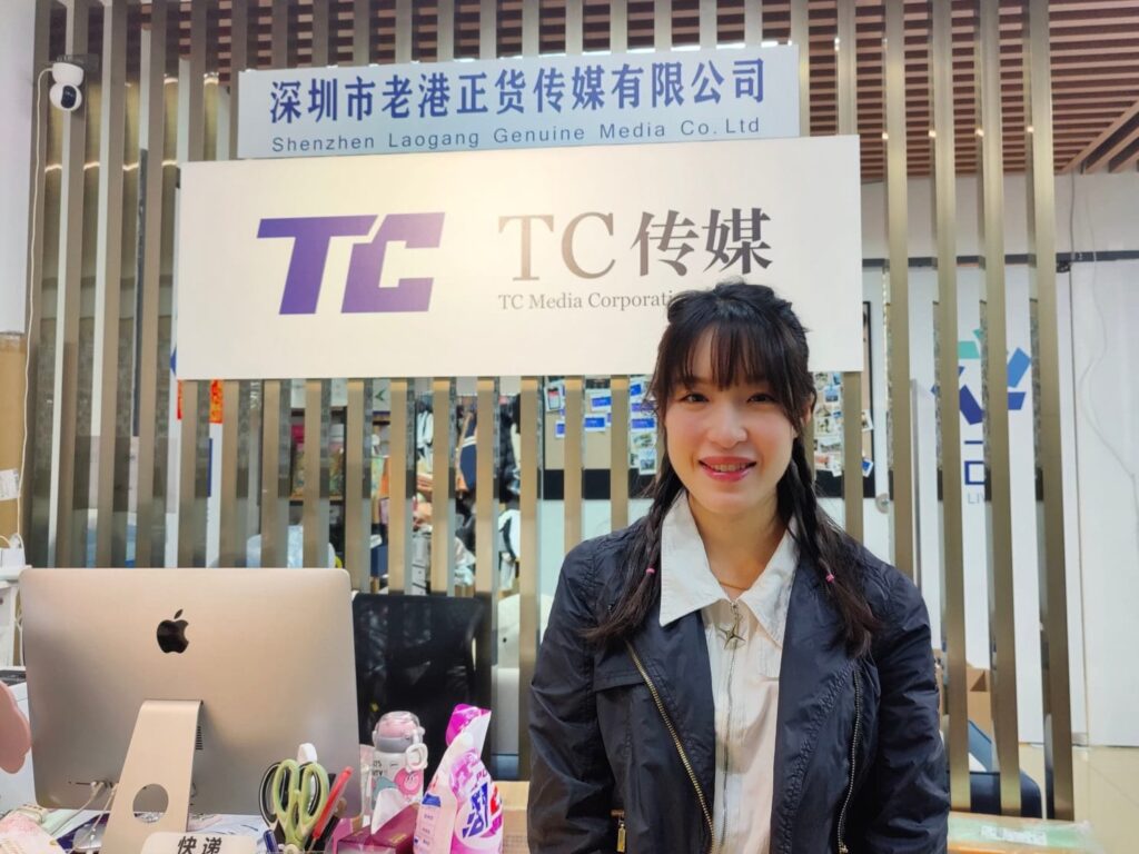 「少林女俠」何詠妍,一位走過少林寺、穿梭在中港兩地之間的年輕女生,既是習武之人,也是近年在演藝圈嶄露頭角的香港武打女星。她的路並不簡單,從武術比賽走到電視與電影的鏡頭前,每一步都來自努力和堅持。外表溫婉、內心堅毅,她以少林功夫為起點,慢慢走出屬於自己的舞台。無論是在武術場上比拼,還是在片場中演出,她都用實力與真誠,一步步累積自己的作品與經驗。