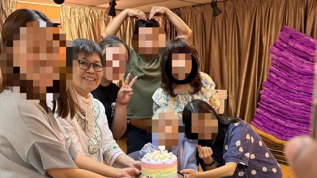 如果你有幸遇見梁潔明,你很難相信她曾經歷過如此沉重與痛楚。她笑起來時,像個孩子般天真;她說話時,像一位導師般智慧。從「Kitty」到「Happy 媽」,這個名字的轉變,不只是對過去的告別,更是一種對未來的承諾。「我不是因為人生順利才叫 Happy,而是我決定要快樂地活下去。」她說。