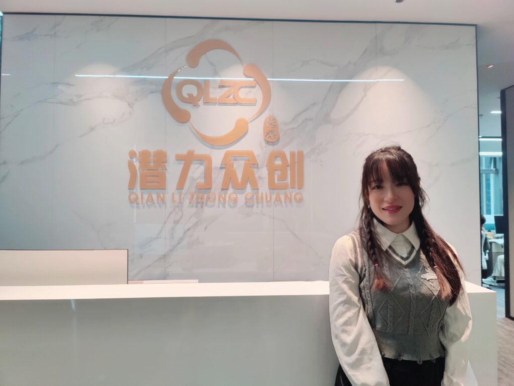 「少林女俠」何詠妍,一位走過少林寺、穿梭在中港兩地之間的年輕女生,既是習武之人,也是近年在演藝圈嶄露頭角的香港武打女星。她的路並不簡單,從武術比賽走到電視與電影的鏡頭前,每一步都來自努力和堅持。外表溫婉、內心堅毅,她以少林功夫為起點,慢慢走出屬於自己的舞台。無論是在武術場上比拼,還是在片場中演出,她都用實力與真誠,一步步累積自己的作品與經驗。