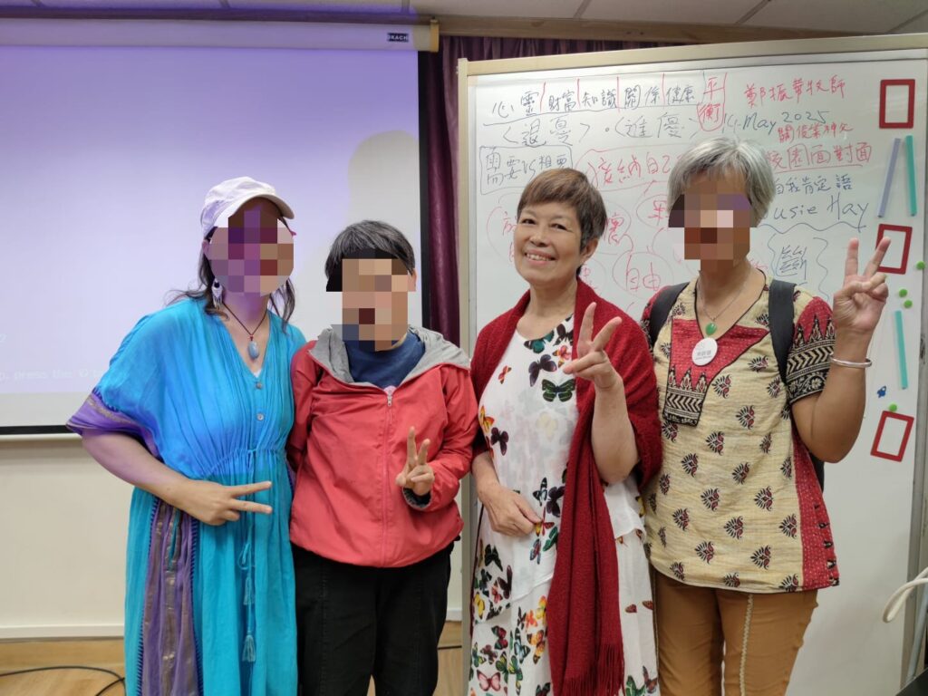 如果你有幸遇見梁潔明,你很難相信她曾經歷過如此沉重與痛楚。她笑起來時,像個孩子般天真;她說話時,像一位導師般智慧。從「Kitty」到「Happy 媽」,這個名字的轉變,不只是對過去的告別,更是一種對未來的承諾。「我不是因為人生順利才叫 Happy,而是我決定要快樂地活下去。」她說。
