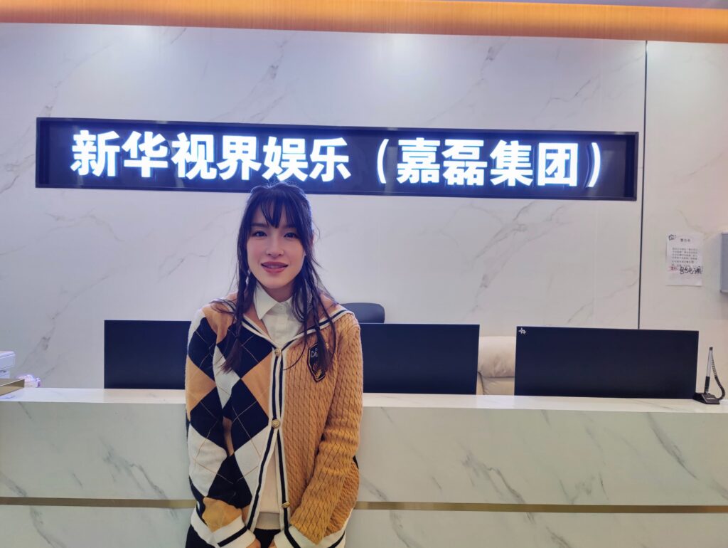 「少林女俠」何詠妍,一位走過少林寺、穿梭在中港兩地之間的年輕女生,既是習武之人,也是近年在演藝圈嶄露頭角的香港武打女星。她的路並不簡單,從武術比賽走到電視與電影的鏡頭前,每一步都來自努力和堅持。外表溫婉、內心堅毅,她以少林功夫為起點,慢慢走出屬於自己的舞台。無論是在武術場上比拼,還是在片場中演出,她都用實力與真誠,一步步累積自己的作品與經驗。