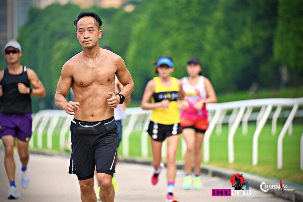 在香港這個節奏急促、壓力沉重的城市裡,每個人都在尋找屬於自己的出口。對於Gymer Factory楊志賢教練(賢教練)來說,他的出口是泰拳,一條意想不到卻改變了人生的路。