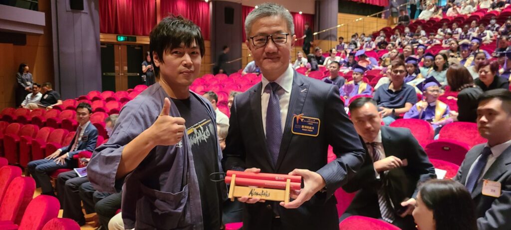 在香港,有一位默默耕耘了十六年的武術推廣者,將一對看似簡單的雙節棍,打造成一項承載中華文化精神的運動。他是香港雙節棍總會的創辦人——劉萬梁師傅。在一次深入訪談中,劉師傅分享了他這些年的努力、堅持與無奈。他的故事,不只是關於武術,更關乎文化的延續與身份的認同。