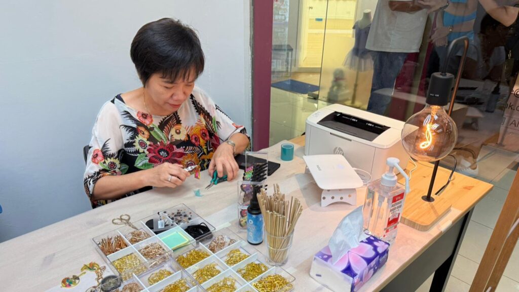 在香港教育界深耕三十多年，剛卸下幼稚園校長職務的陳偉珍，如今轉身走進社區、走入家庭，繼續發揮她對教育的熱忱。許多人或許以為退休意味著放下，但對陳校長而言，離開學校並不是結束，而是另一場有意義的開始。她以行動證明：教育不只是一份職業，而是一種生命的延續──一種影響別人、啟發未來的方式。